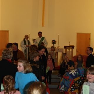 Með bros á vör hélt fólk úr guðsþjónustunni og á vorhátíðina þar sem margt var í boði.