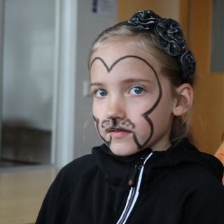 Það þarf að vanda undirbúninginn fyrir listaverkin sem eiga að birtast á andlitum barnanna.