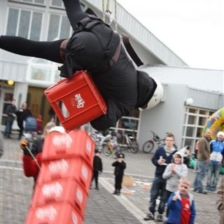 Það gengur misvel að klifra upp kassana!