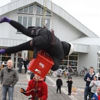 Öryggi er vel tryggt þegar þau úr Björgunarsveitinni Súlum sjá um kassaklifur - þá gerir ekkert til þó maður steypist aðeins á hausinn, bandið og beltið heldur.