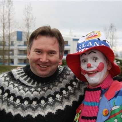 Það fór vel á með þeim Pétri djákna og Skralla Trúð að samveru lokinni.