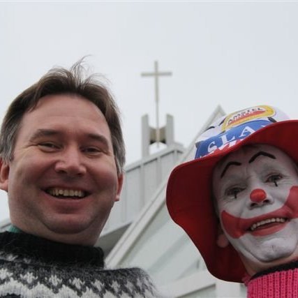 Pétur djákni og Skralli trúður (til hægri).