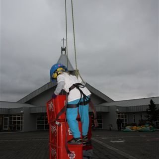 Nokkru eftir að vorhátíðinni var lokið, voru enn börn í röð við kassaklifrið, þau vildu prufa einu sinni enn hvort þau kæmust ekki aðeins hærra.