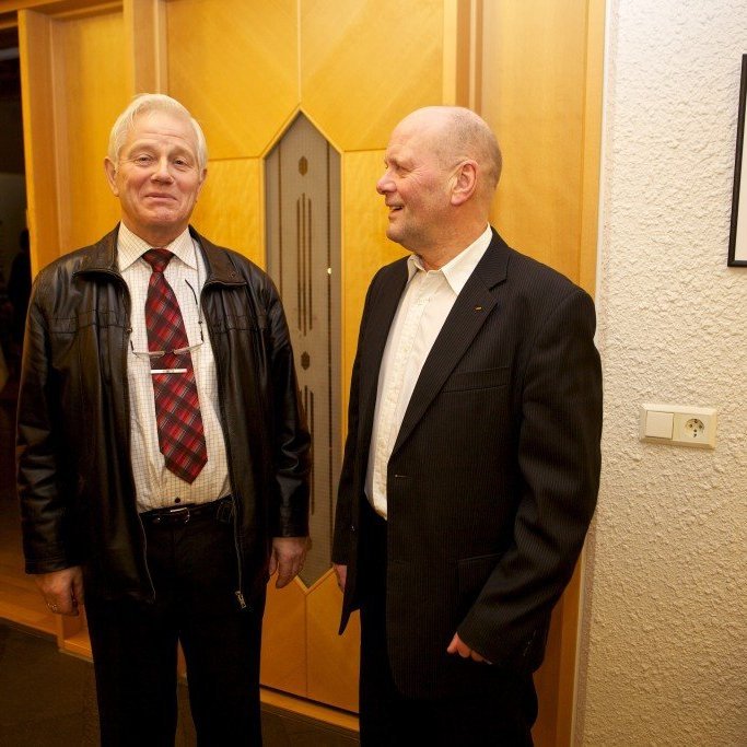 Reynir Schiöth sem sá um píanóleik á kaffihúsinu og Hermann R. Jónsson sóknarnefndarmaður sem sést í margskonar hlutverkum
í Glerárkirkju, gjaldkeri sóknarnefndar til margra ára. Ljósmynd: Bjarni Eiríksson.