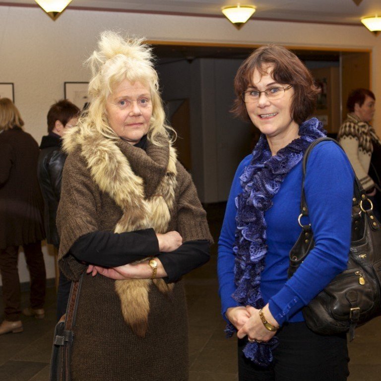 Áslaug Kristjánsdóttir og Hólmfríður Sigurðardóttir ritari sókarnefndar. Ljósmynd: Bjarni Eiríksson.