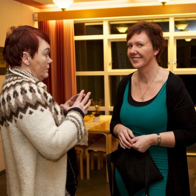 Sunna Árnadóttir og Gunnhildur Helgadóttir formaður afmælisnefndar. Ljósmynd: Bjarni Eiríksson.