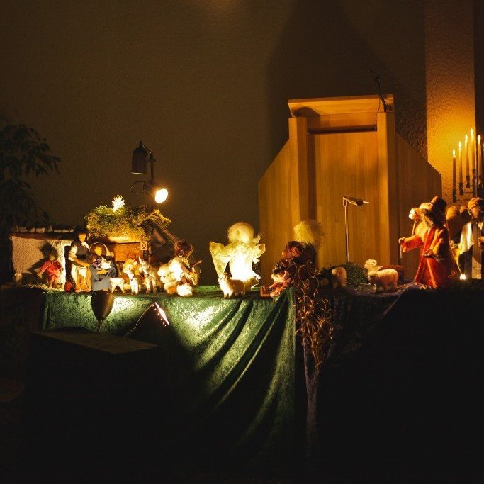 Á aðventu er biblíubrúðum stillt upp í Glerárkirkju, kirkjugestum til yndisauka og til notkunar í aðventuheimsóknum í kirkjuna.
Brúðurnar eru handverk Regínu B. Þorsteinsson, hjúkrunarfræðings á FSA. Ljósmynd: Bjarni Eiríksson.