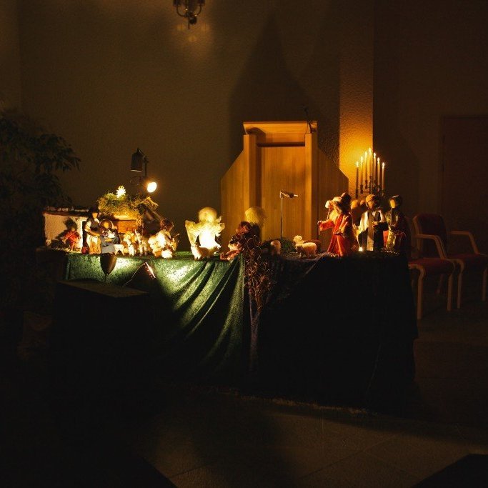 Á aðventu er biblíubrúðum stillt upp í Glerárkirkju, kirkjugestum til yndisauka og til notkunar í aðventuheimsóknum í kirkjuna.
Brúðurnar eru handverk Regínu B. Þorsteinsson, hjúkrunarfræðings á FSA. Ljósmynd: Bjarni Eiríksson.