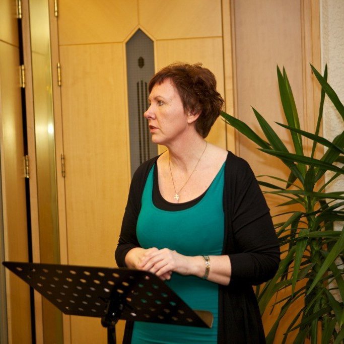 Gunnhildur Helgadóttir formaður afmælisnefndar flutti opnunarávarp. Ljósmynd: Bjarni Eiríksson.