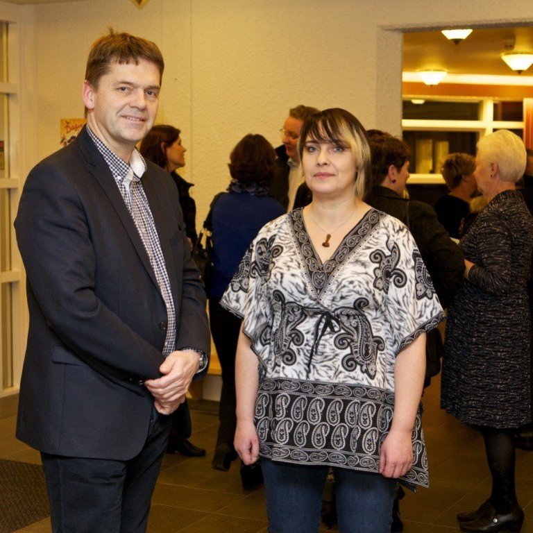 Baldur Dýrfjörð sóknarnefndarmaður og Díana Bryndís við opnun sýningar á verkum Díönu Brýndísar sem einnig er
þekkt sem Mamma Dreki. Ljósmynd: Bjarni Eiríksson.