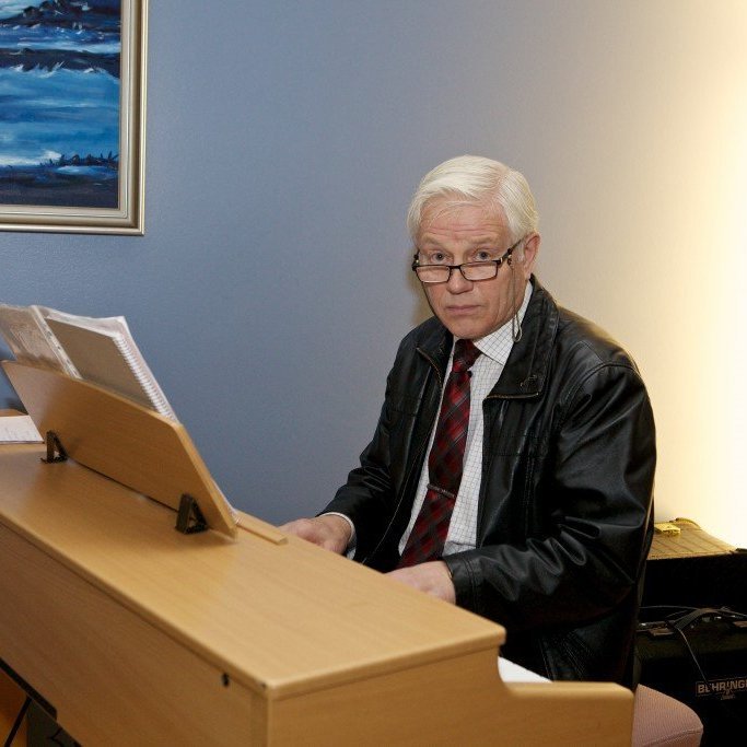 Reynir Schiöth sá um píanóleik á kaffihúsinu. Ljósmynd: Bjarni Eiríksson.