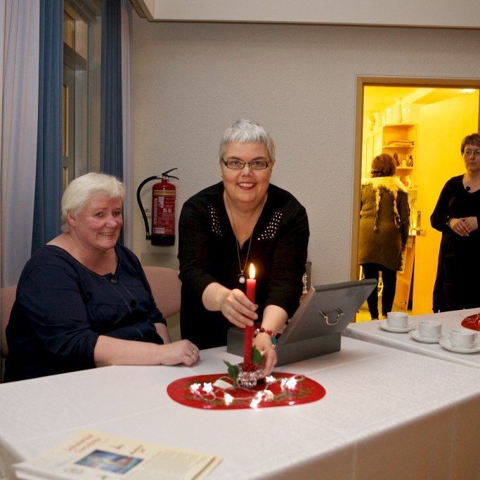 Stella Guðjónsdóttir og Sveina Páls, formaður kvenfélagsins Baldursbrár Ljósmynd: Bjarni Eiríksson.