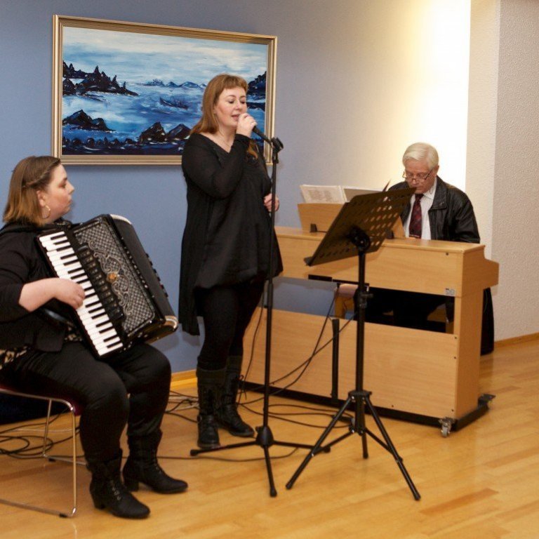 Þau Linda Guðmundsdóttir, Jokka Vulcan (Jóhanna Guðný Birnudóttir) og Reynir Schiöth sáu um tónlistina á
kaffihúsakvöldinu.
