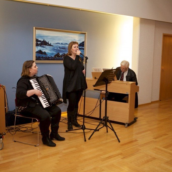 Þau Linda Guðmundsdóttir, Jokka Vulcan (Jóhanna Guðný Birnudóttir) og Reynir Schiöth sáu um tónlistina á
kaffihúsakvöldinu. Ljósmynd: Bjarni Eiríksson.