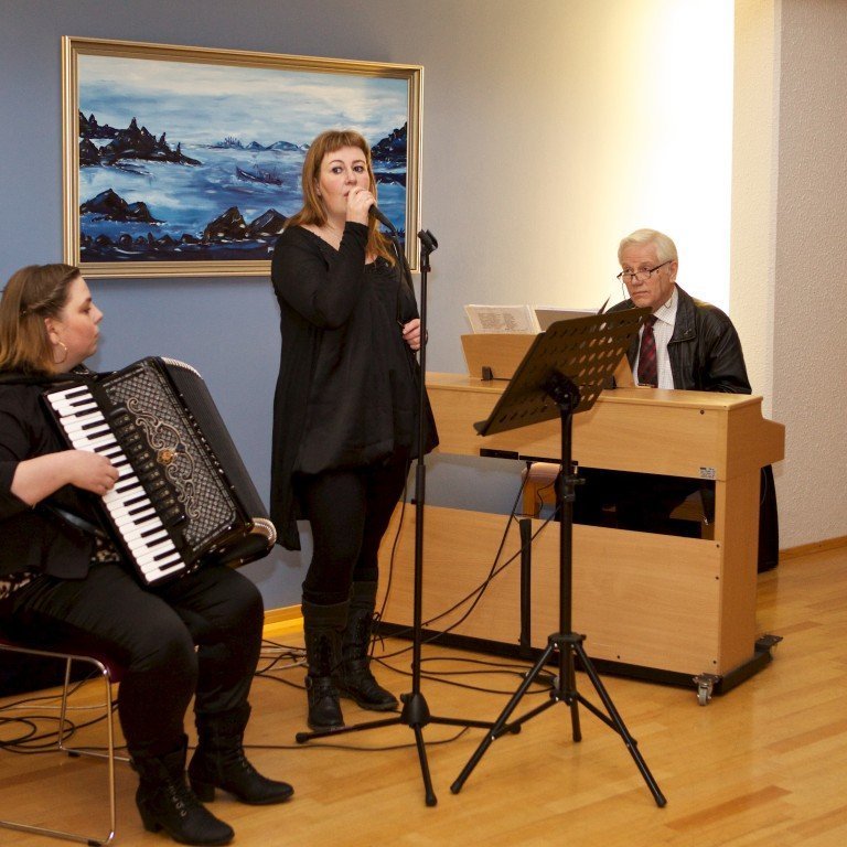 Þau Linda Guðmundsdóttir, Jokka Vulcan (Jóhanna Guðný Birnudóttir) og Reynir Schiöth sáu um tónlistina á
kaffihúsakvöldinu. Ljósmynd: Bjarni Eiríksson.