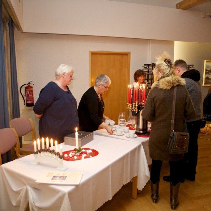 Stemningin á kaffihúsi kvenfélagsins fékk góðan róm. Ljósmynd: Bjarni Eiríksson.