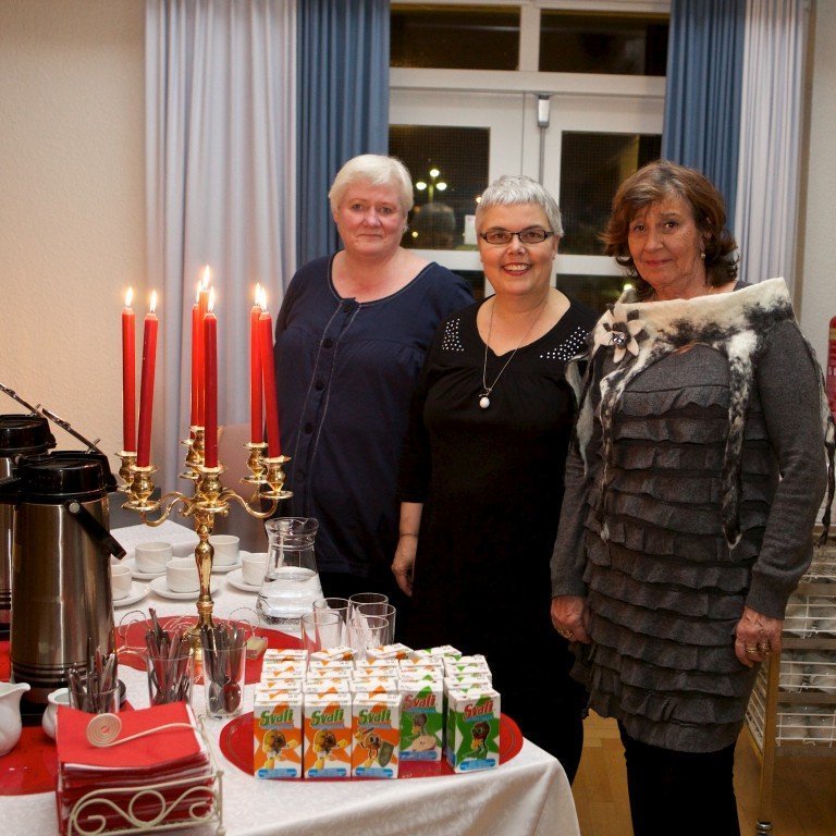 Þrjár vaskar kvenfélagskonur, Stella Guðjónsdóttir, Sveina Páls og Anna Gréta Baldursdóttir. Sjö aðrar eru uppteknar í
eldhúsinu þegar myndin er tekin. Ljósmynd: Bjarni Eiríksson.