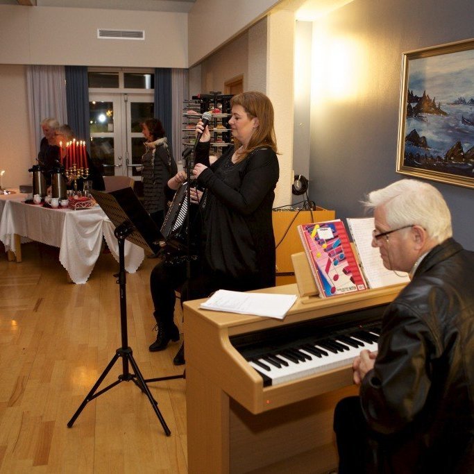 Létt tónlist með aðventuívafi flutt á kaffihúsakvöldi. Ljósmynd: Bjarni Eiríksson.