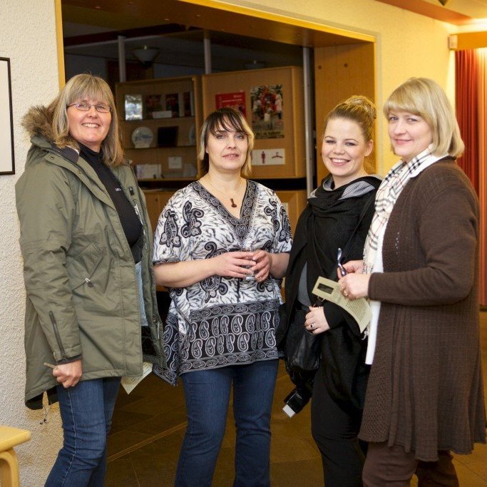 Handverks- og listakonan Díana Bryndís í hópi góðra kvenna við opnun á handverks- og ljósmyndasýningu á verkum Díönu
Bryndísar í Glerárkirkju föstudagskvöldið 7. desember 2012. Ljósmynd: Bjarni Eiríksson.