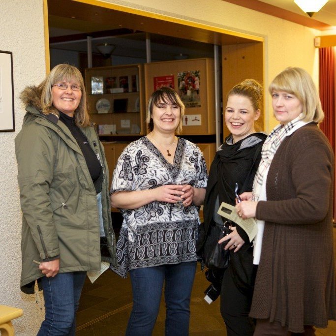 Handverks- og listakonan Díana Bryndís í hópi góðra kvenna við opnun á handverks- og ljósmyndasýningu á verkum Díönu
Bryndísar í Glerárkirkju föstudagskvöldið 7. desember 2012. Ljósmynd: Bjarni Eiríksson.