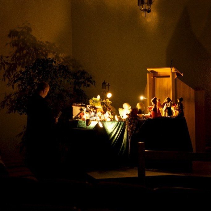 Á aðventu er biblíubrúðum stillt upp í Glerárkirkju, kirkjugestum til yndisauka og til notkunar í aðventuheimsóknum í kirkjuna.
Brúðurnar eru handverk Regínu B. Þorsteinsson, hjúkrunarfræðings á FSA. Ljósmynd: Bjarni Eiríksson.