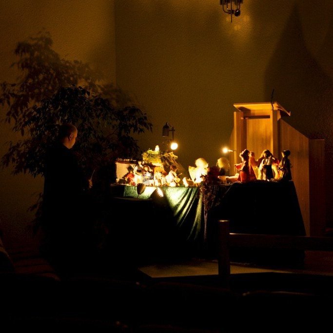 Á aðventu er biblíubrúðum stillt upp í Glerárkirkju, kirkjugestum til yndisauka og til notkunar í aðventuheimsóknum í kirkjuna.
Brúðurnar eru handverk Regínu B. Þorsteinsson, hjúkrunarfræðings á FSA. Ljósmynd: Bjarni Eiríksson.