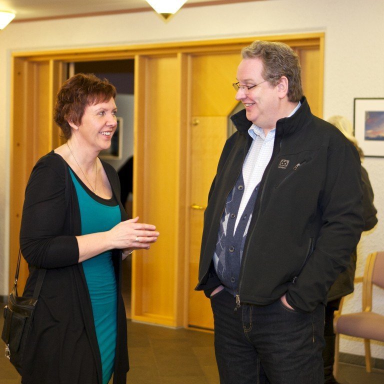 Formenn á tali: Gunnhildur Helgadóttir formaður afmælisnefndar á tali við Gunnar St. Gíslason formann sóknarnefndar. Ljósmynd: Bjarni
Eiríksson.