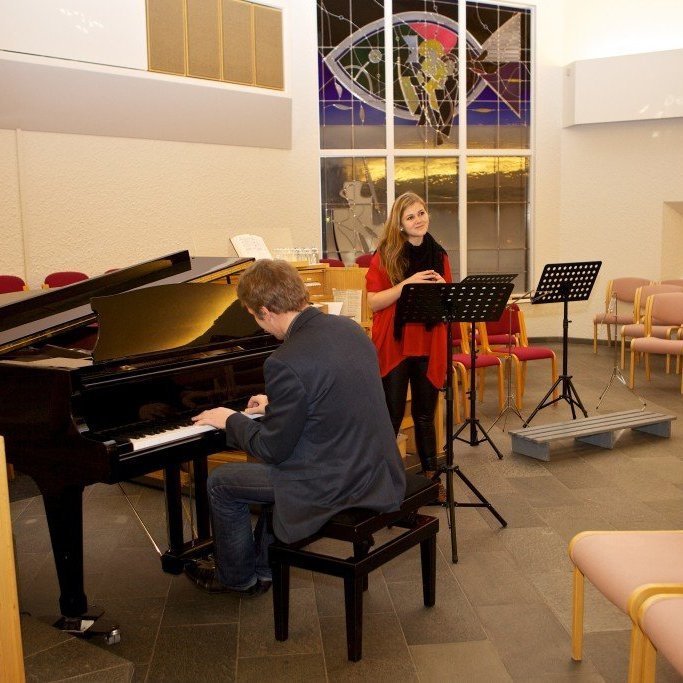 Hátíðardagskrá í tali og tónum fór fram í Glerárkirkju laugardaginn 8. desember 2012. Dagskráin hófst með helgistund
þar sem Valmar Väljaots lék á píanó, Marína Þórólfsdóttir söng og sr. Gunnlaugur Garðarsson las ritningarlestra og
bænir. Ljósmynd: Bjarni Eiríksson.