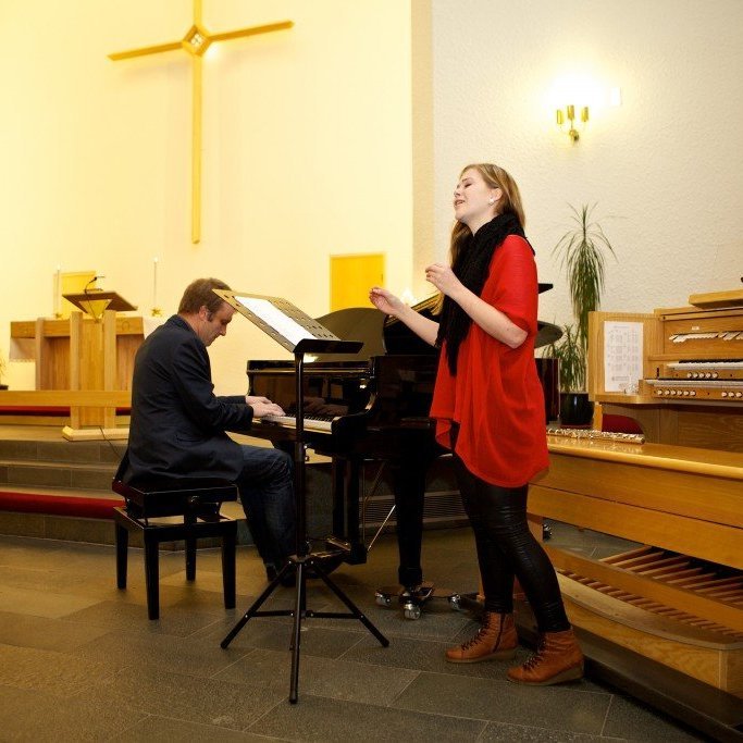 Hátíðardagskrá í tali og tónum fór fram í Glerárkirkju laugardaginn 8. desember 2012. Dagskráin hófst með helgistund
þar sem Valmar Väljaots lék á píanó, Marína Þórólfsdóttir söng og sr. Gunnlaugur Garðarsson las ritningarlestra og
bænir. Ljósmynd: Bjarni Eiríksson.