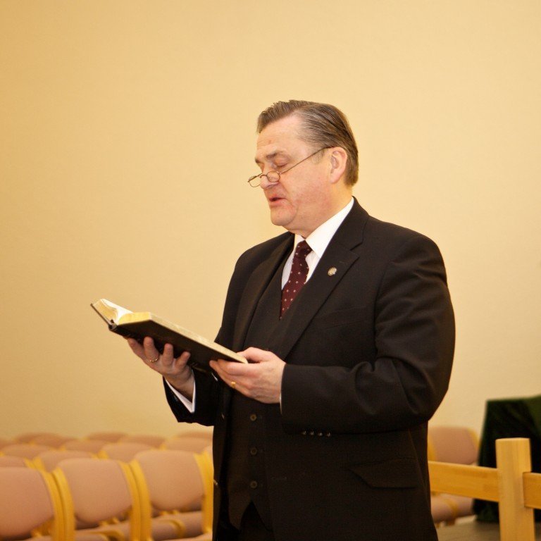 Hátíðardagskrá í tali og tónum fór fram í Glerárkirkju laugardaginn 8. desember 2012. Dagskráin hófst með helgistund
þar sem Valmar Väljaots lék á píanó, Marína Þórólfsdóttir söng og sr. Gunnlaugur Garðarsson las ritningarlestra og
bænir. Ljósmynd: Bjarni Eiríksson.