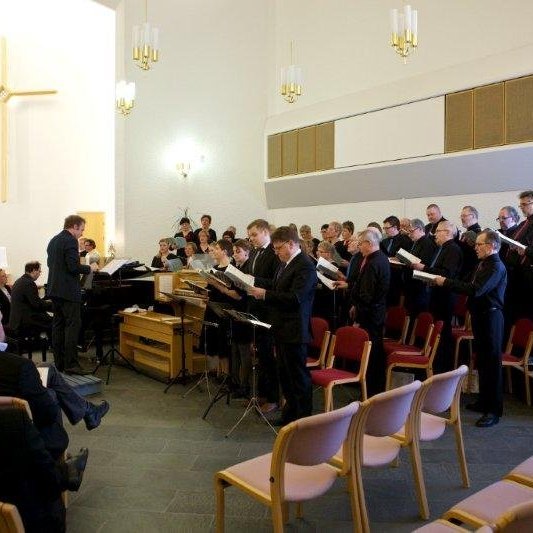 Kór Glerárkirkju ásamt einsöngvurum. Mynd: Bjarni Eiríksson.