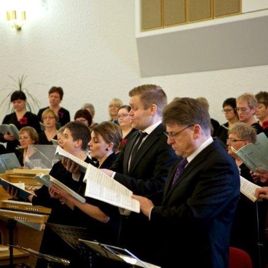 Kór Glerárkirkju ásamt einsöngvurum. Mynd: Bjarni Eiríksson.