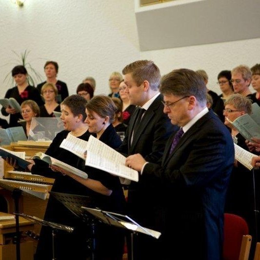 Kór Glerárkirkju ásamt einsöngvurum. Mynd: Bjarni Eiríksson.