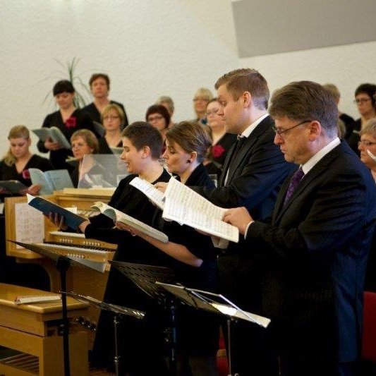 Kór Glerárkirkju ásamt einsöngvurum. Mynd: Bjarni Eiríksson.