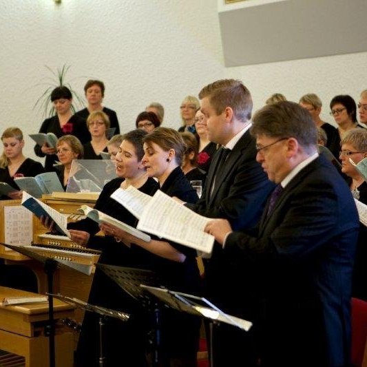 Kór Glerárkirkju ásamt einsöngvurum. Mynd: Bjarni Eiríksson.