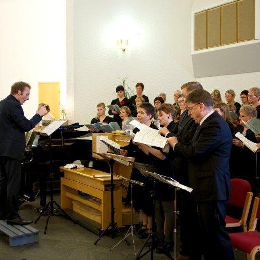 Kór Glerárkirkju ásamt einsöngvurum. Mynd: Bjarni Eiríksson.