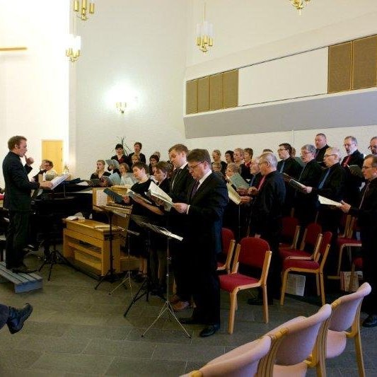 Kór Glerárkirkju ásamt einsöngvurum. Mynd: Bjarni Eiríksson.