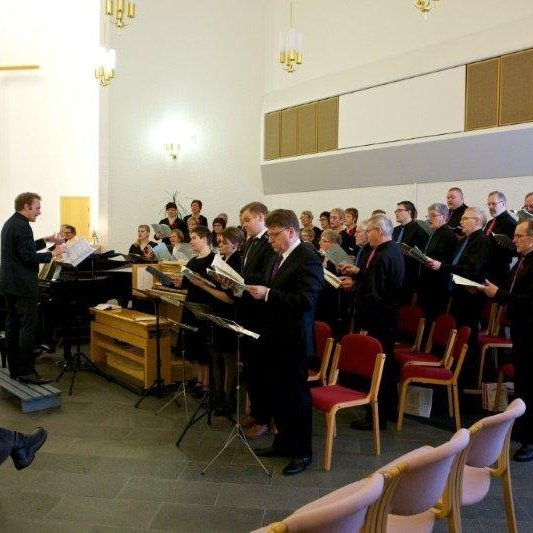 Kór Glerárkirkju ásamt einsöngvurum. Mynd: Bjarni Eiríksson.