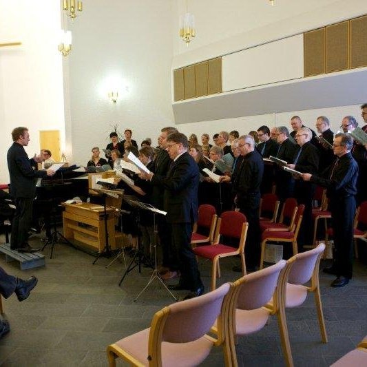 Kór Glerárkirkju ásamt einsöngvurum. Mynd: Bjarni Eiríksson.