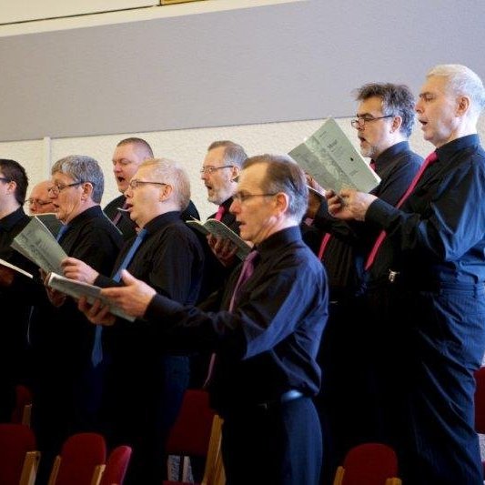 Kór Glerárkirkju ásamt einsöngvurum. Mynd: Bjarni Eiríksson.