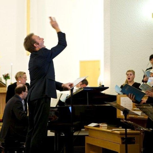 Kór Glerárkirkju ásamt einsöngvurum. Mynd: Bjarni Eiríksson.