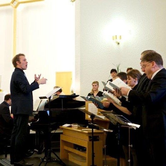 Kór Glerárkirkju ásamt einsöngvurum. Mynd: Bjarni Eiríksson.