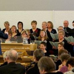 Kór Glerárkirkju ásamt einsöngvurum. Mynd: Bjarni Eiríksson.