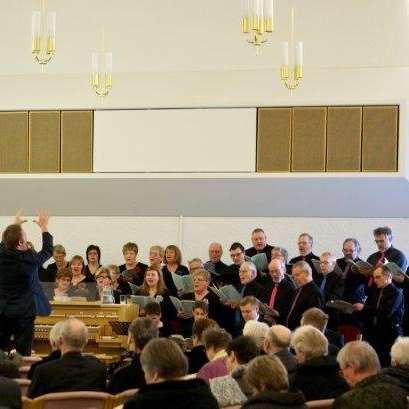 Kór Glerárkirkju ásamt einsöngvurum. Mynd: Bjarni Eiríksson.