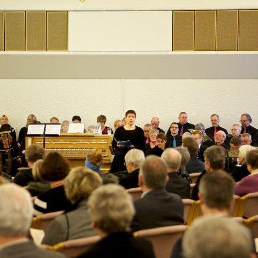 Kór Glerárkirkju ásamt einsöngvurum. Mynd: Bjarni Eiríksson.