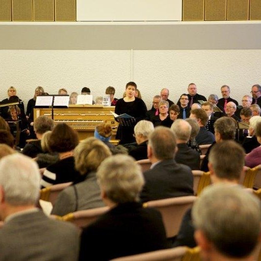 Kór Glerárkirkju ásamt einsöngvurum. Mynd: Bjarni Eiríksson.