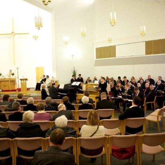 Kór Glerárkirkju ásamt einsöngvurum. Mynd: Bjarni Eiríksson.