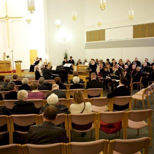 Kór Glerárkirkju ásamt einsöngvurum. Mynd: Bjarni Eiríksson.