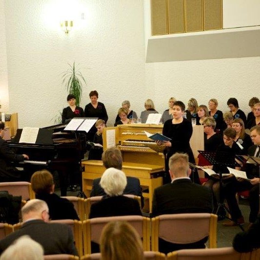 Kór Glerárkirkju ásamt einsöngvurum. Mynd: Bjarni Eiríksson.