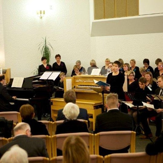 Kór Glerárkirkju ásamt einsöngvurum. Mynd: Bjarni Eiríksson.